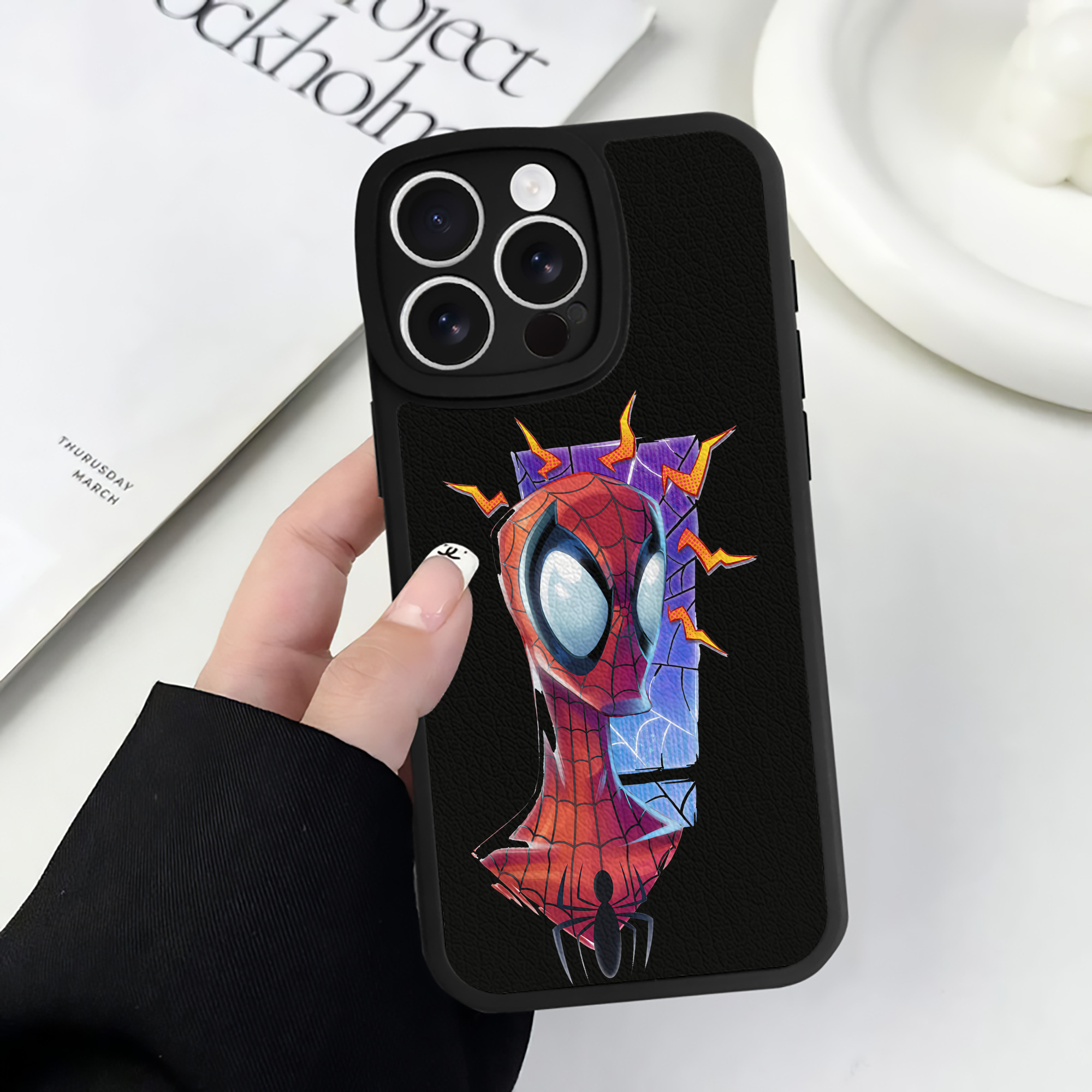 Spider Man スパイダーマン 【iPhone 16シリーズ対応】シリコンスマホケース（レザー調） 材質：シリコン